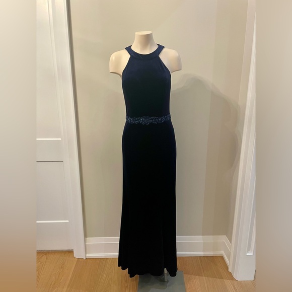 The Stunner
Navy Velvet Gown
Size M - Picture 1 of 5